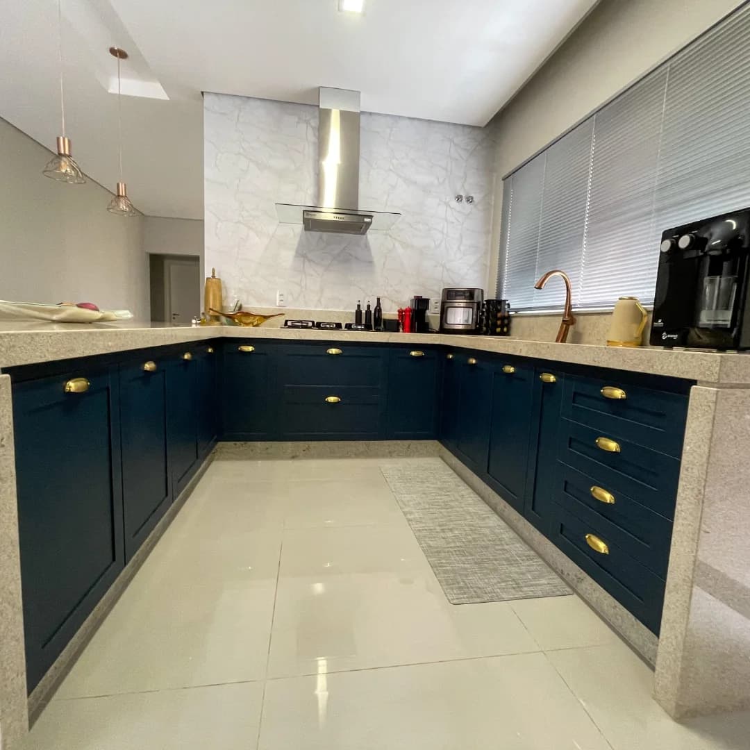Bancadas e armários azuis da cozinha